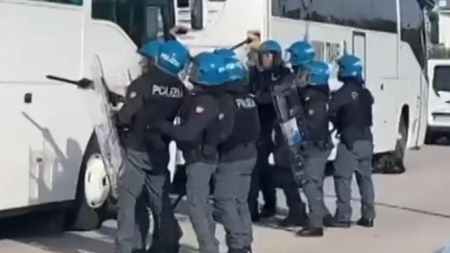 Un frame del video pubblicato da Udine Today dell’intervento della polizia nei pressi degli autobus con i tifosi dell’Empoli in partenza dallo stadio di Udine al termine del match