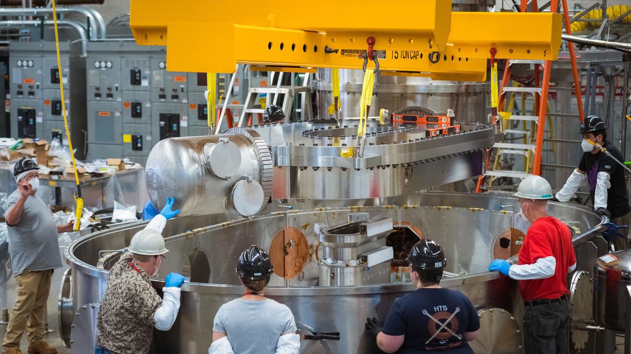 Il magnete superconduttore viene calato nel banco di prova dove viene raffreddato e alimentato per produrre un campo magnetico di 20 tesla (Gretchen Ertl, CFS/MIT-PSFC, 2021)