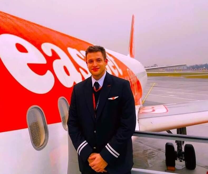 Rubens Bizzari con la sua divisa da pilota su un aereo della EasyJet