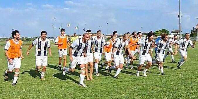 L’esultanza dei giocatori del Rosignano Solvay dopo la vittoria sulla Volterrana