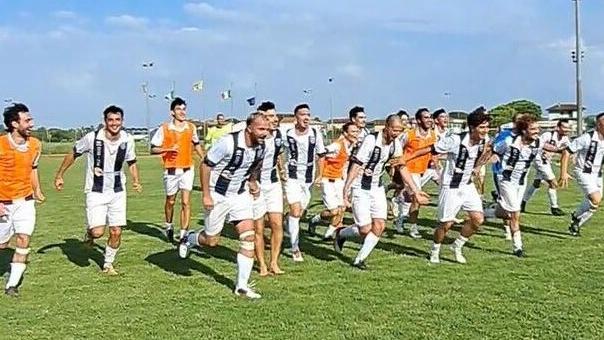 L’esultanza dei giocatori del Rosignano Solvay dopo la vittoria sulla Volterrana