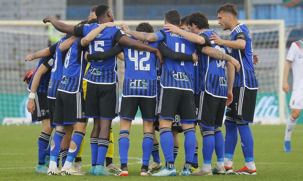 L’abbraccio tra i nerazzurri prima dell’inizio di un match (foto Muzzi)