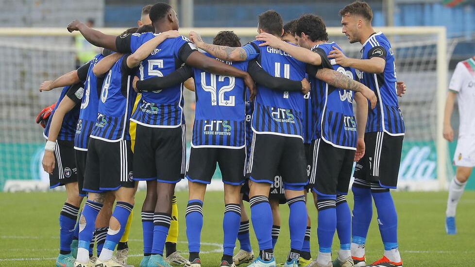 L’abbraccio tra i nerazzurri prima dell’inizio di un match (foto Muzzi)