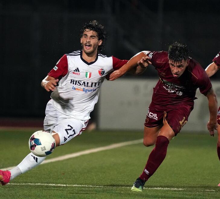 Matteo Guidi in azione con la maglia del Pontedera (foto Silvi)