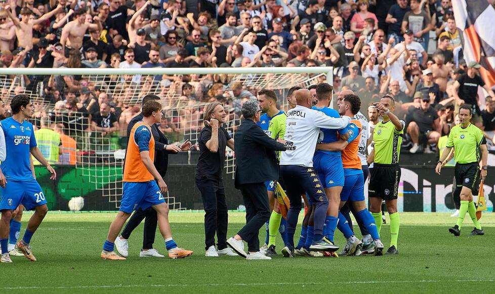 Le proteste degli azzurri, con il tecnico Nicola, nei confronti dell’arbitro Guida dopo uno dei clamorosi errori commessi nella gara di Udine