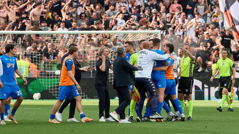 Le proteste degli azzurri, con il tecnico Nicola, nei confronti dell’arbitro Guida dopo uno dei clamorosi errori commessi nella gara di Udine