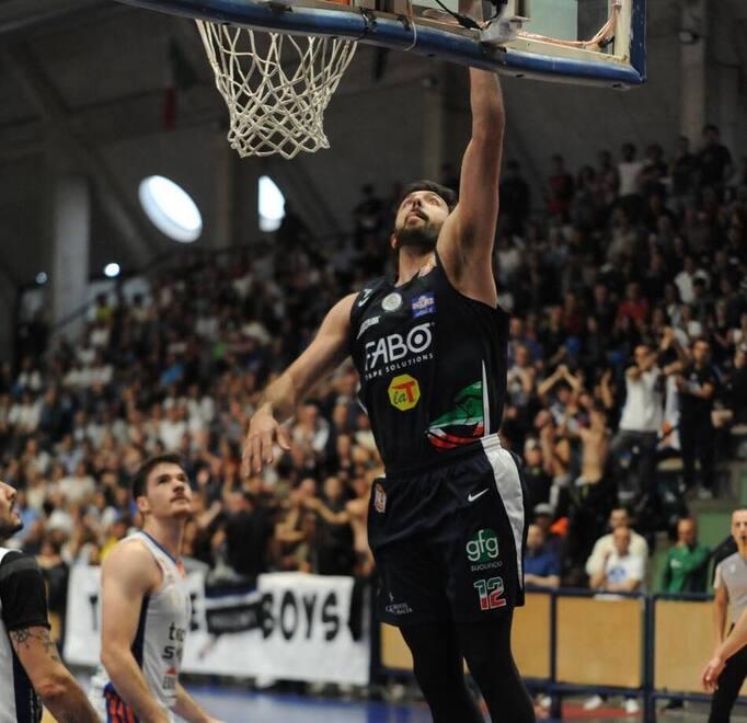 Marco Arrigoni a canestro in gara 1 contro Ruvo di Puglia (foto Herons Basket)