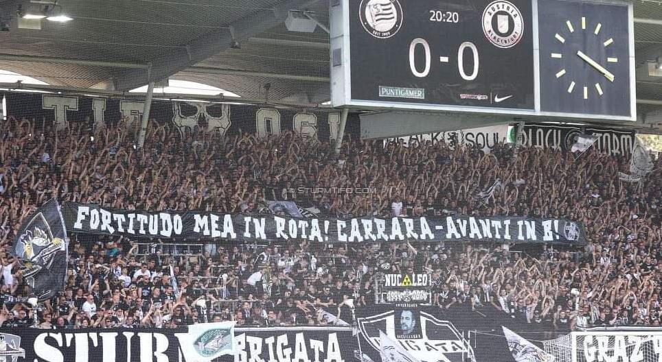 Lo striscione dedicato dallo Sturm Graz alla Carrarese