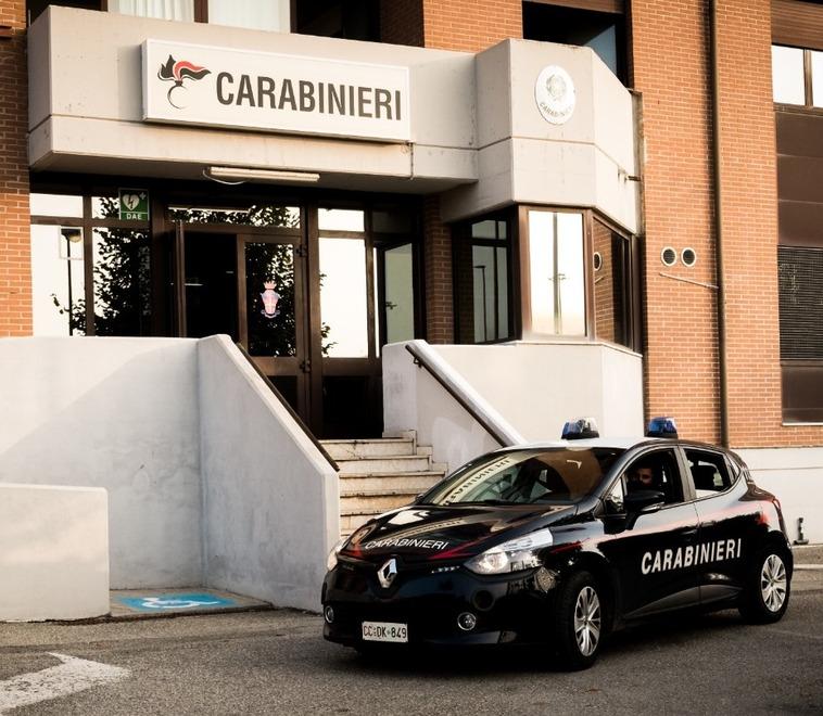 Scritta sul volto della collega: l’ufficiale dei carabinieri rischia fino a 5 anni di carcere