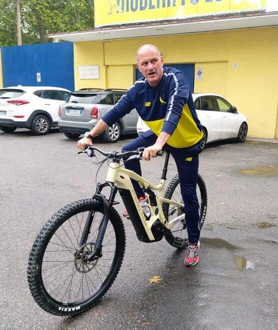 Modena, Bisoli ha mantenuto la promessa: 25 giri in bicicletta del parco Novi Sad