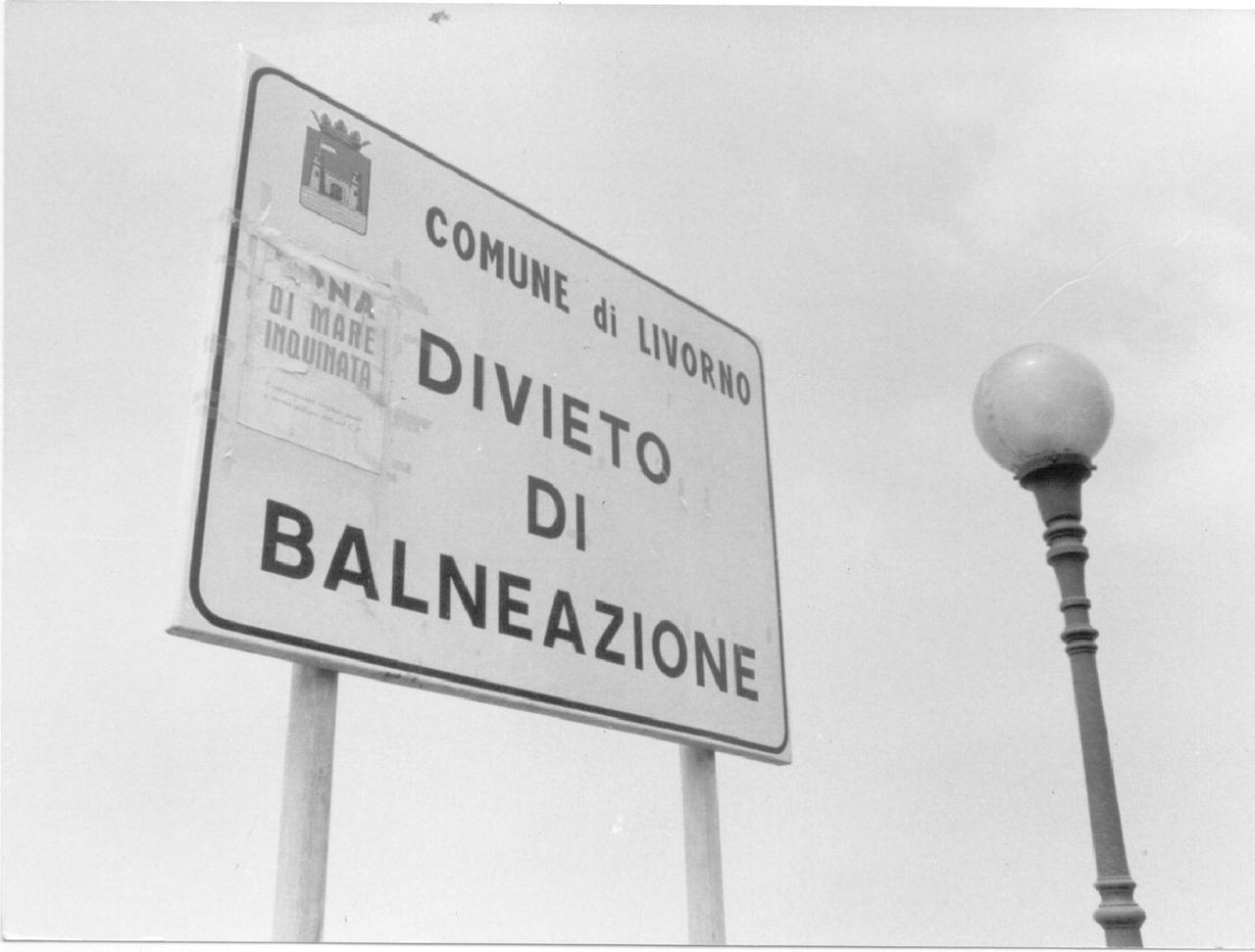 
	Un cartello di divieto di balneazione (foto d'archivio)

