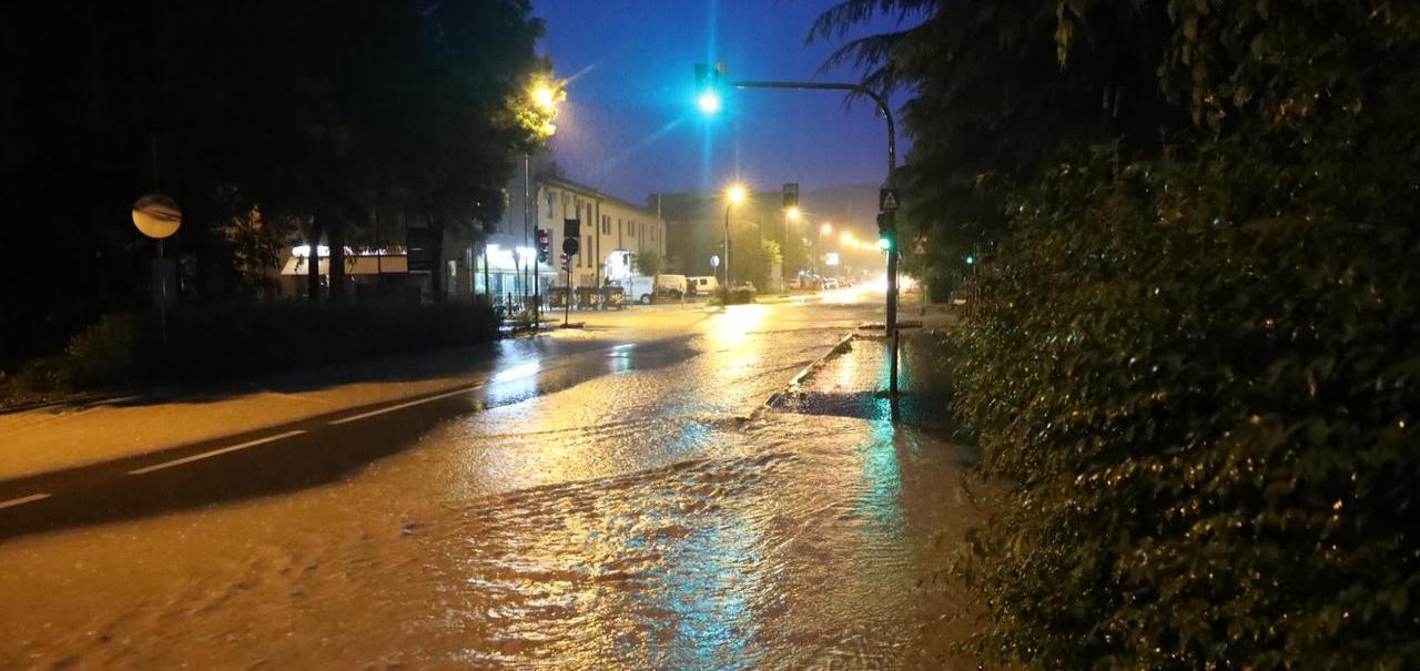 Allagamenti a Savignano e Vignola dopo la bomba d’acqua: due famiglie evacuate, garage pieni di fango e scuole chiuse