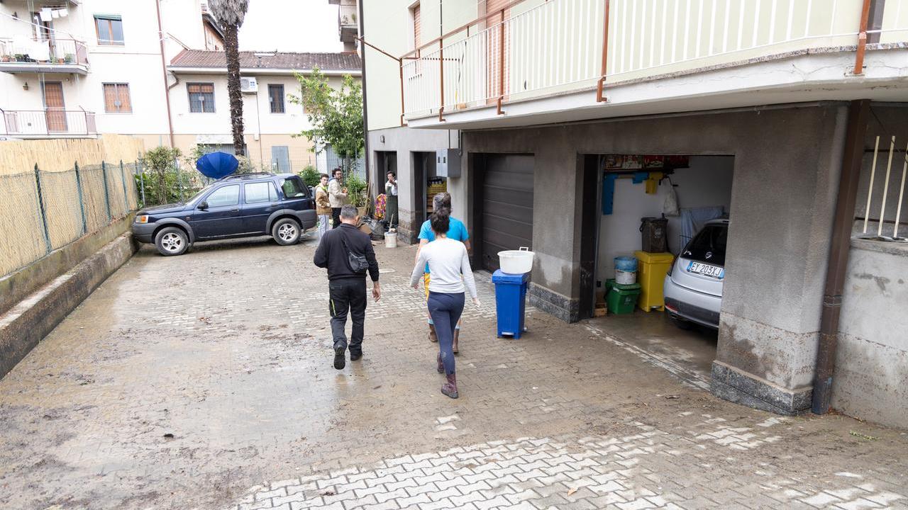 Allagamenti a Savignano e Vignola dopo la bomba d’acqua: due famiglie evacuate, garage pieni di fango e scuole chiuse