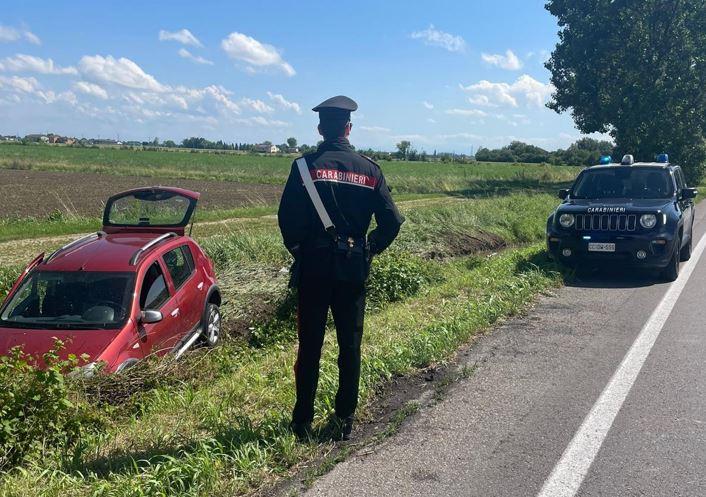 Auto fuori strada sulla Cispadana, ferita un’anziana disabile