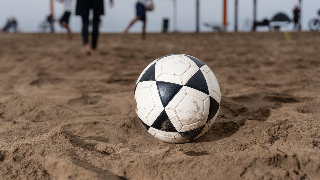 Una partita di footvolley