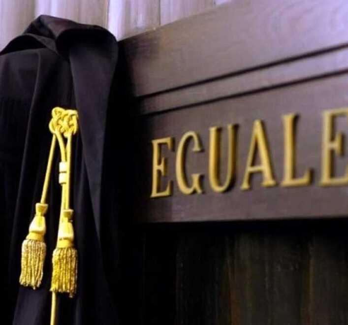 Ferrara, afferra una ragazza e le lecca il braccio