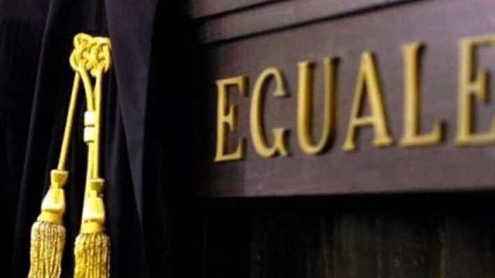 Ferrara, afferra una ragazza e le lecca il braccio