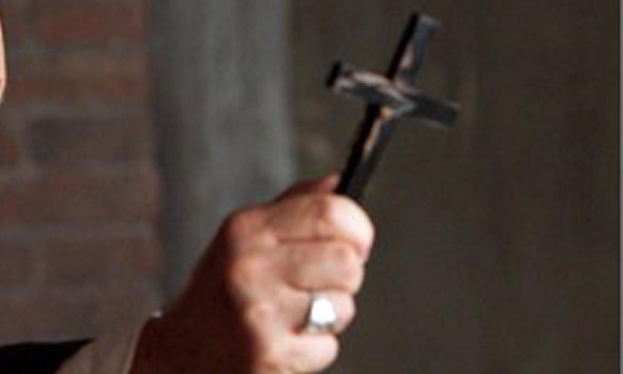 Olbia, indagata la suocera “esorcista”: «Siete posseduti dal demonio»