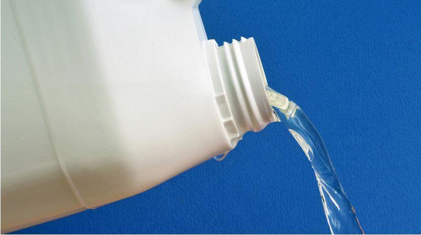 I bambini urlano troppo e la vicina getta candeggina