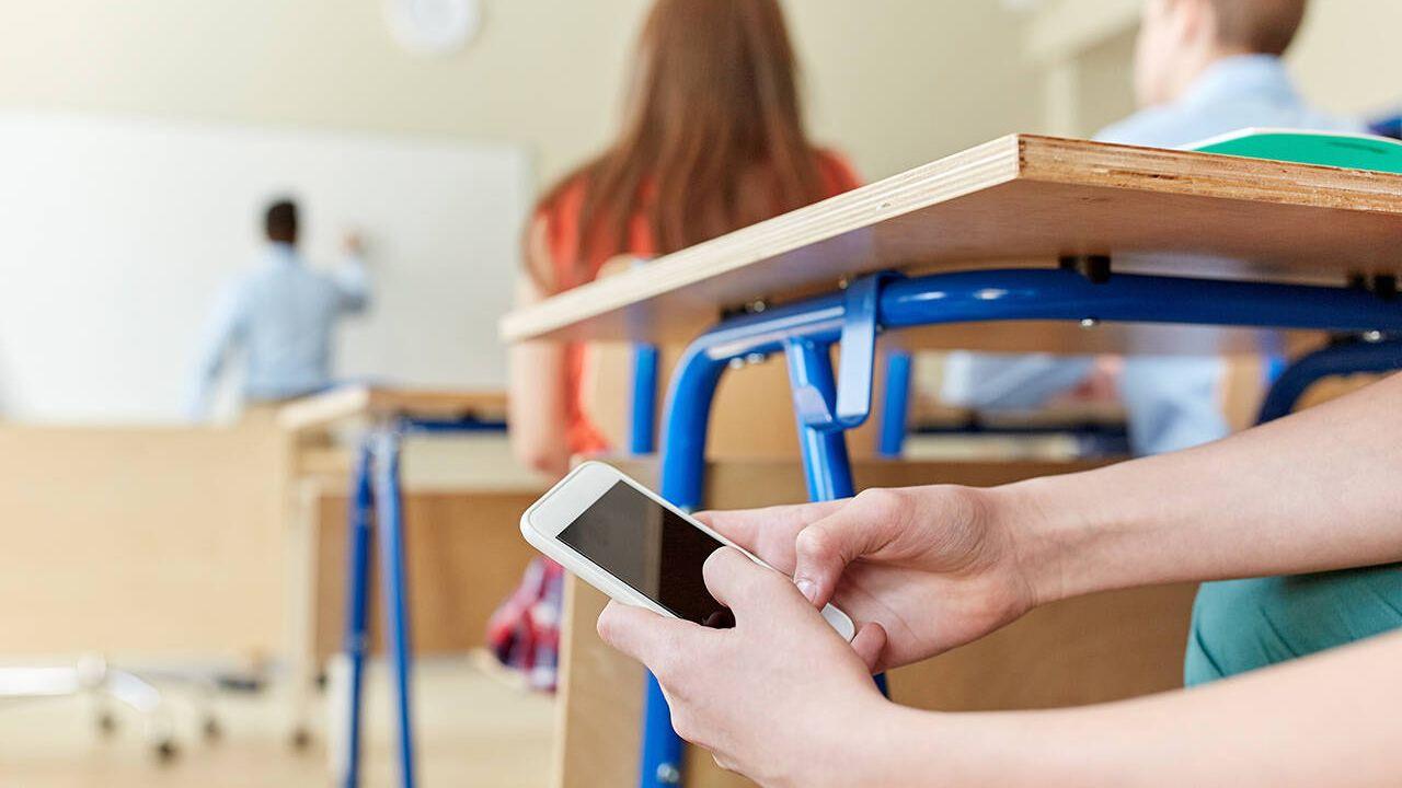Livorno, video girato in classe: a scuola scatta il divieto di cellulare con i "raccoglitori", cosa sono e come funzionano