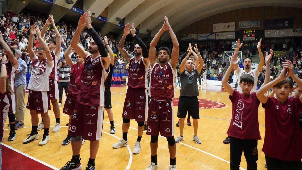 L'esultanza dei giocatori della Libertas a fine gara (Foto di Franco Silvi)