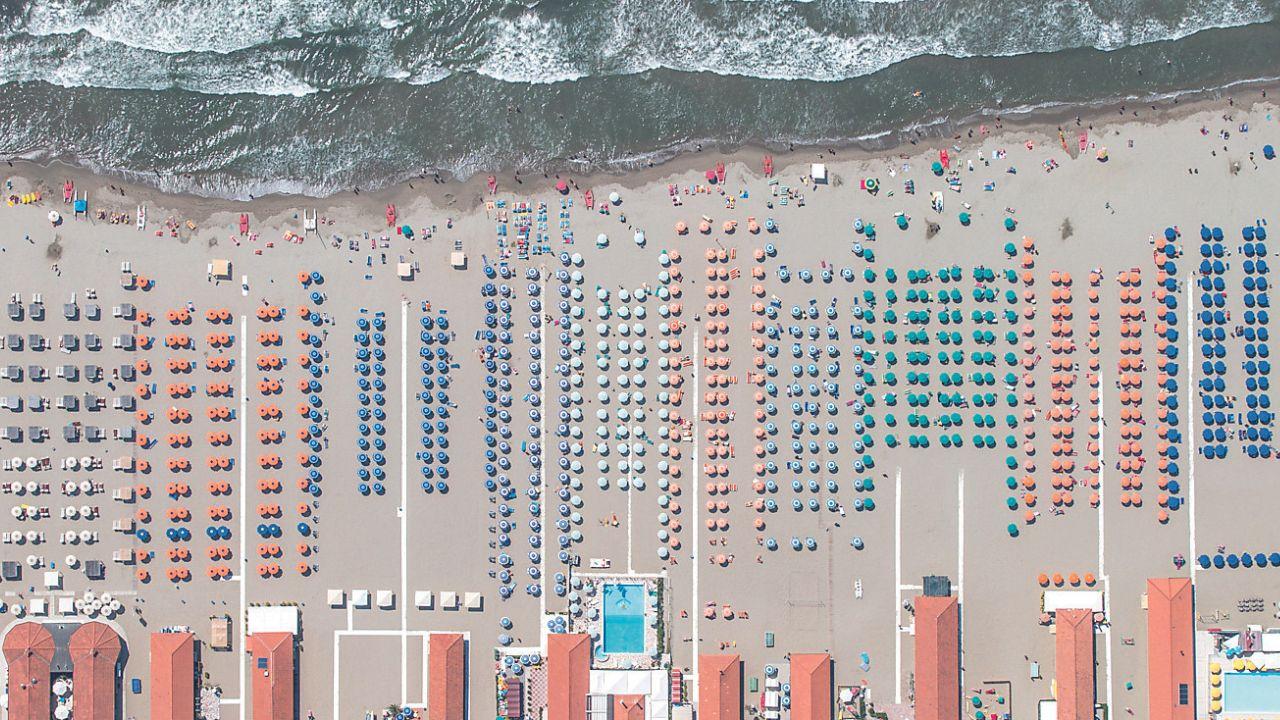Concessioni e spiagge all’asta in Toscana: le nuove sentenze, la via di fuga e i timori dei balneari