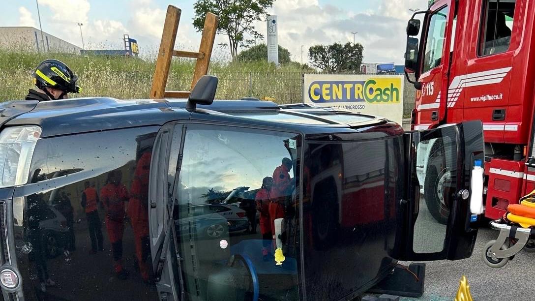 Sassari, perde il controllo dell’auto che si ribalta su un fianco: conducente ferita