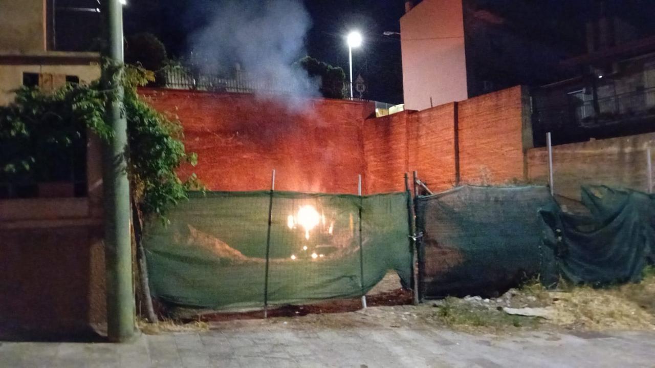Bolotana, escavatore distrutto dal fuoco nella notte