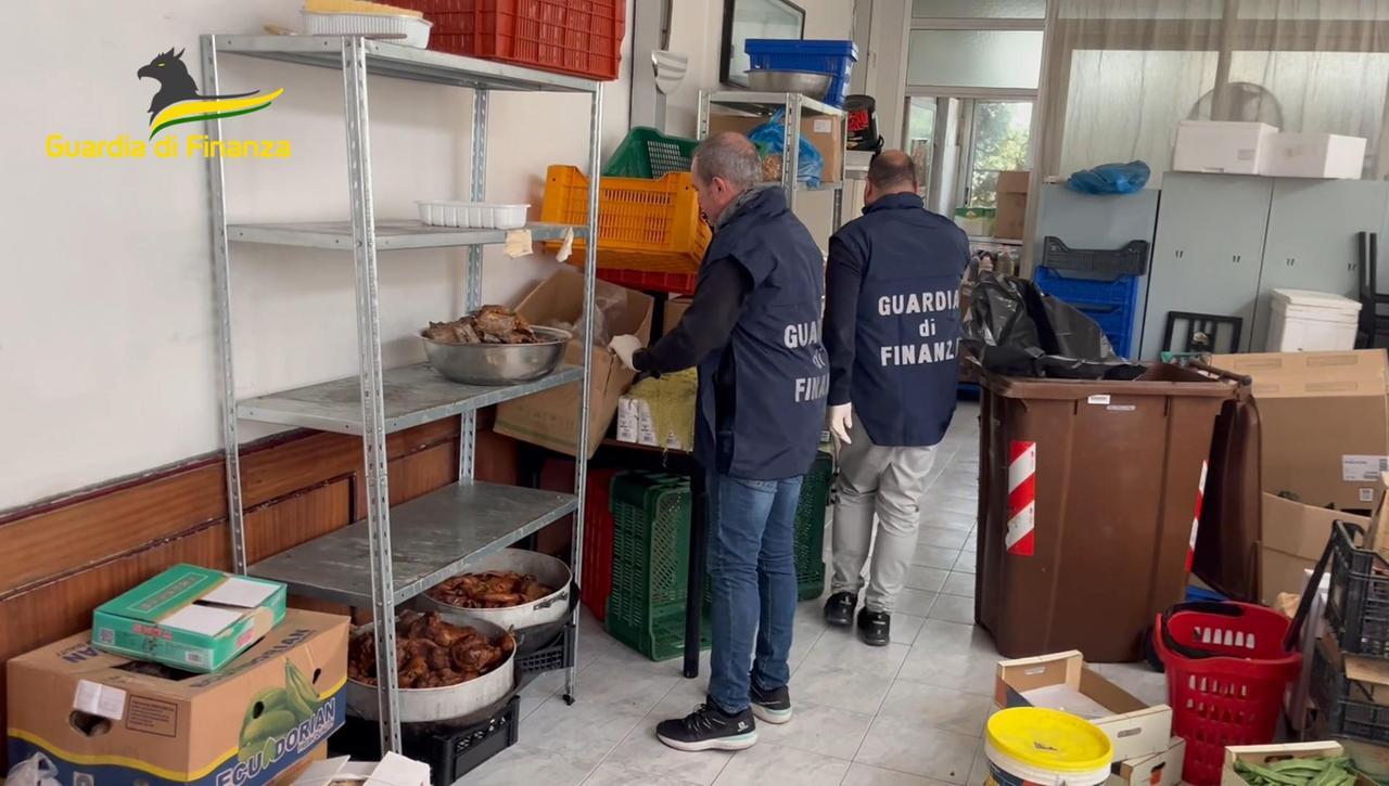Prato, pesce senza l’indicazione di provenienza: chiusi due ristoranti