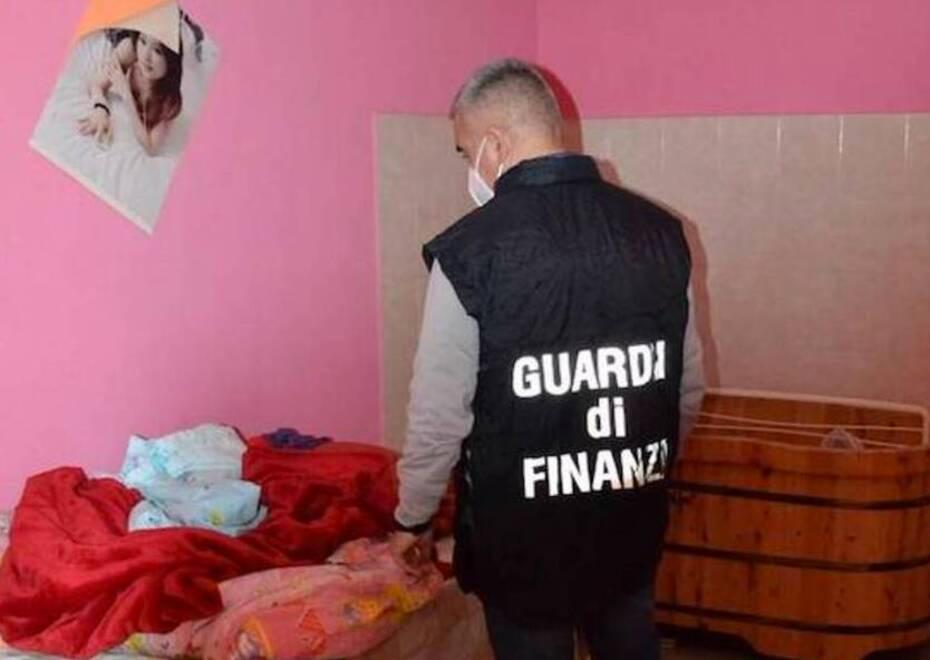 Scandalo massaggi a luci rosse, blitz della finanza in due centri: i clienti e come variavano i prezzi – Video
