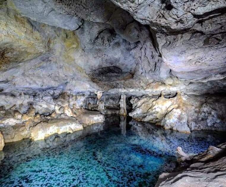 
	Uno dei laghi sotterranei

