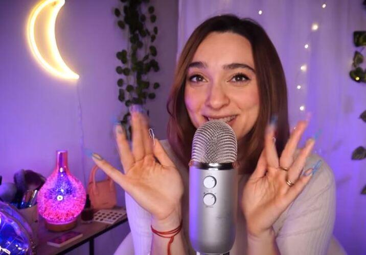 La youtuber Chiara ci fa rilassare con i rumori: per i suoi video 1 milione di follower