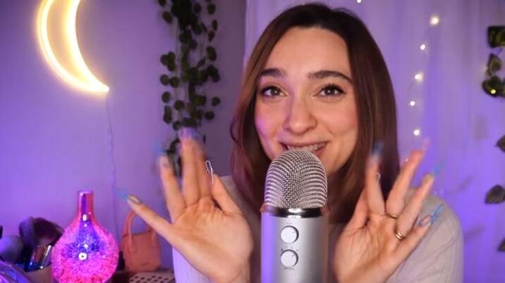 La youtuber Chiara ci fa rilassare con i rumori: per i suoi video 1 milione di follower