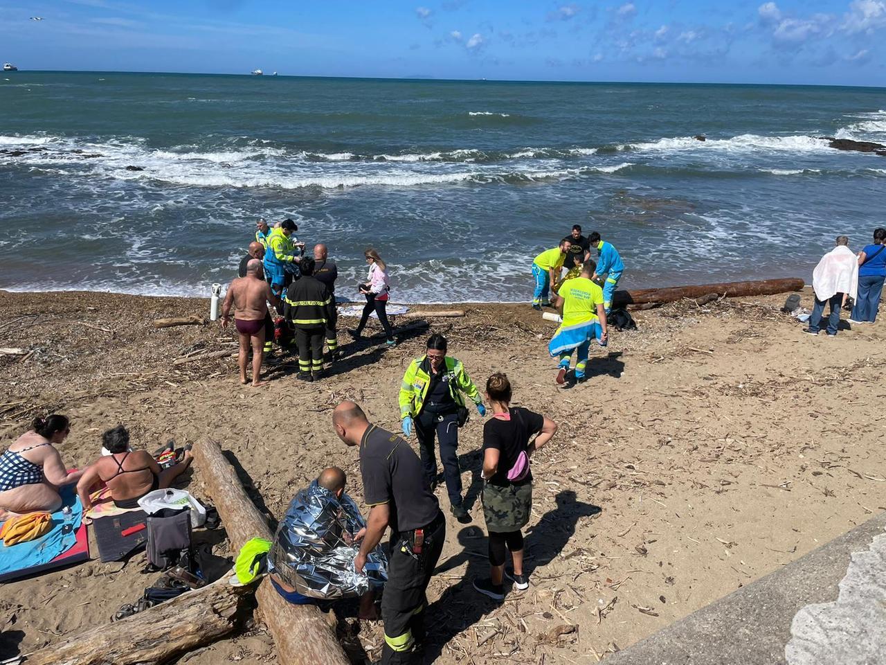 
	I soccorsi sulla spiaggia

