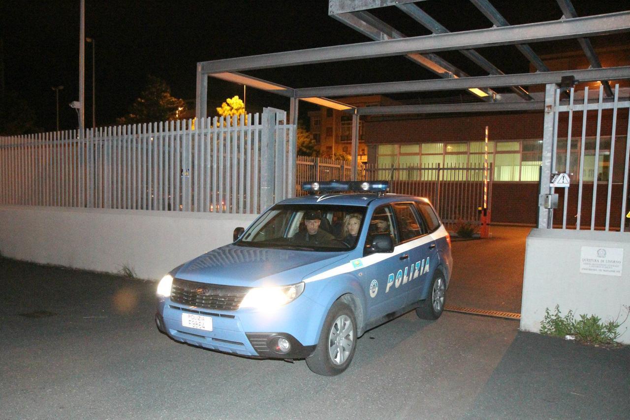 
	Una volante della polizia all'uscita dalla caserma di viale Boccaccio (foto d'archivio)

