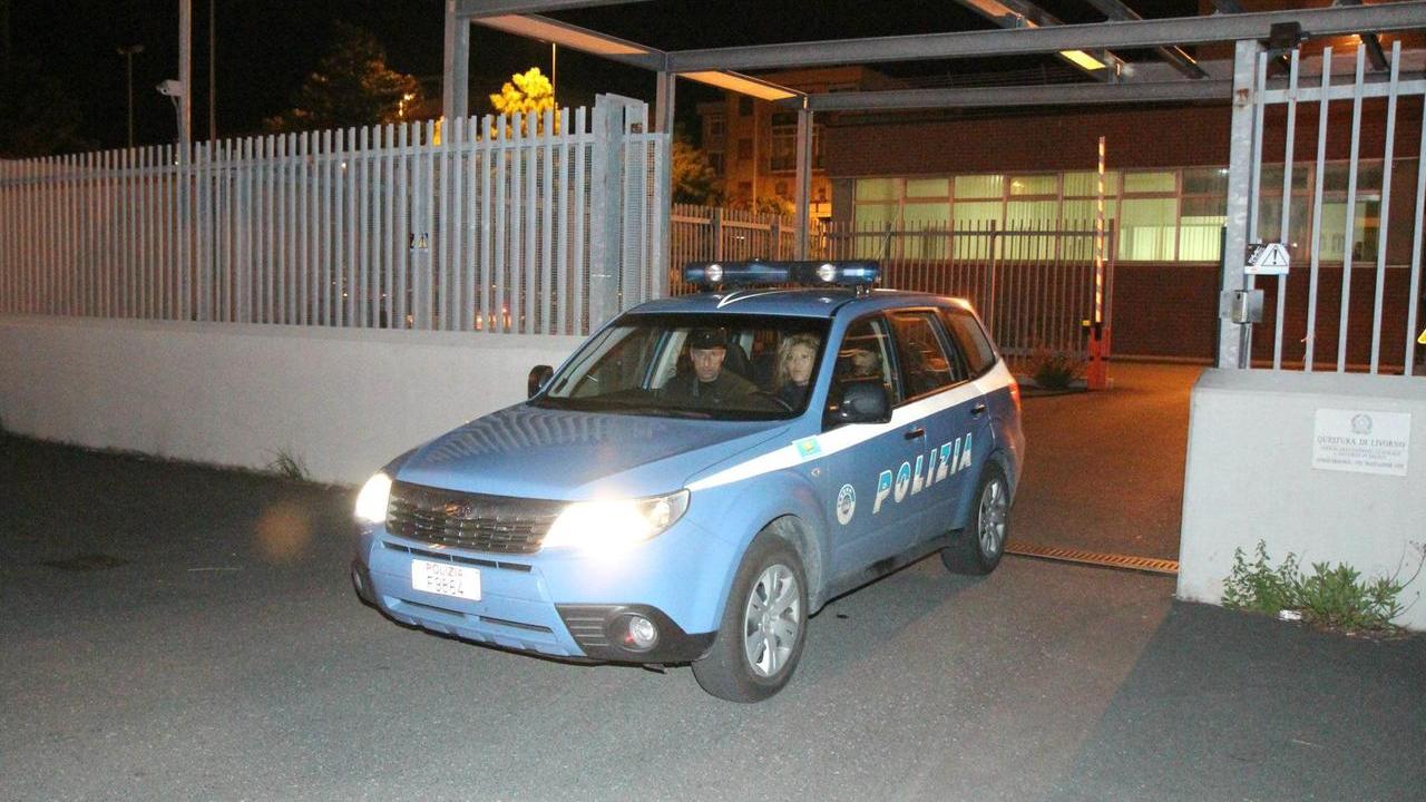 
	Una volante della polizia all&#39;uscita dalla caserma di viale Boccaccio (foto d&#39;archivio)

