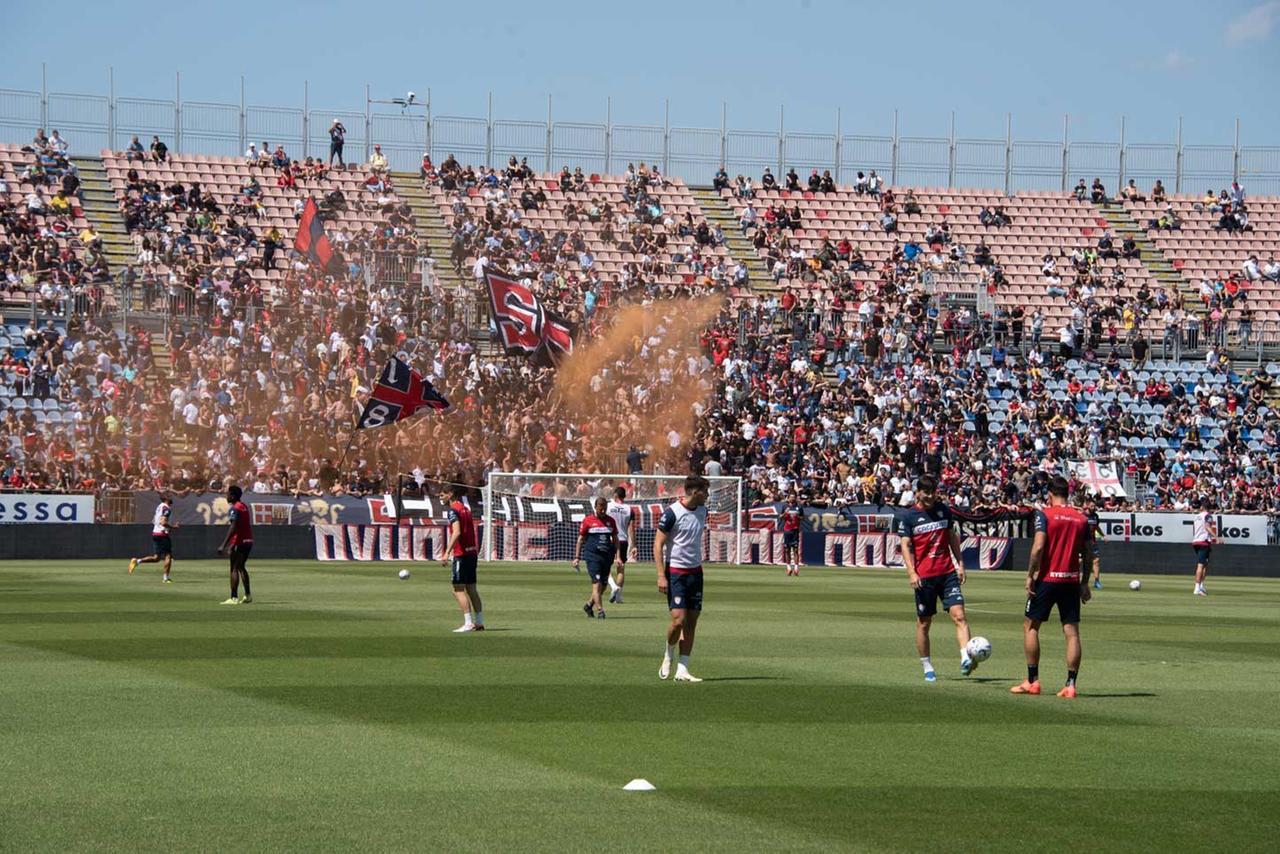 Allenamento a porte aperte del Cagliari, tifosi anche in Curva Sud