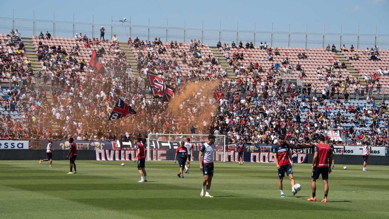 Allenamento a porte aperte del Cagliari, tifosi anche in Curva Sud