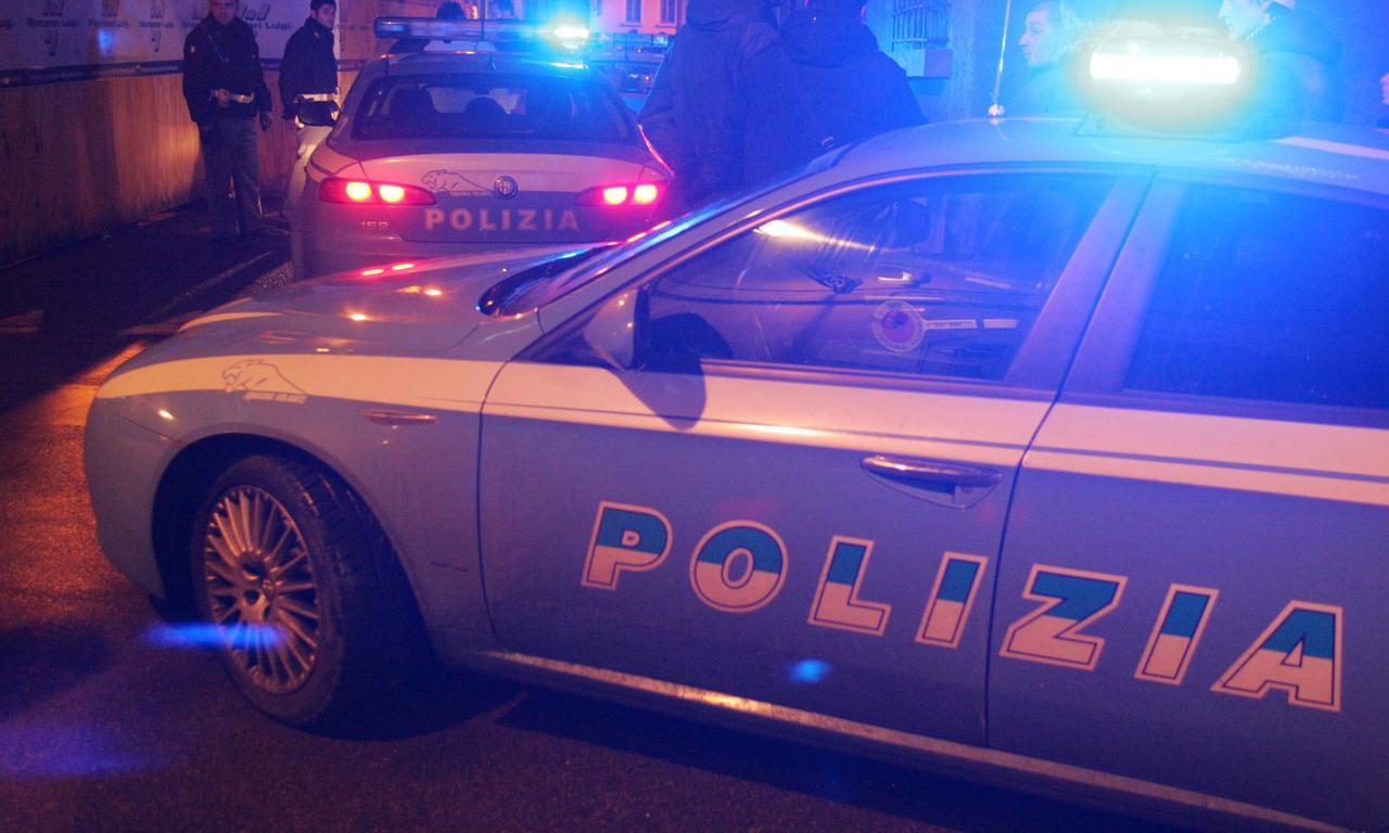 Ferrara, il fidanzato la picchia in strada e lei graffia gli agenti