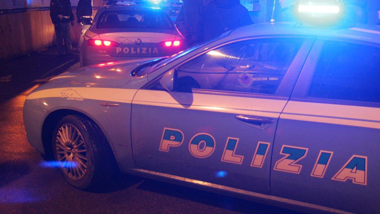 Ferrara, il fidanzato la picchia in strada e lei graffia gli agenti