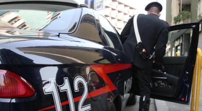 Camigliano, strappa la borsa a una pensionata e la spinge a terra