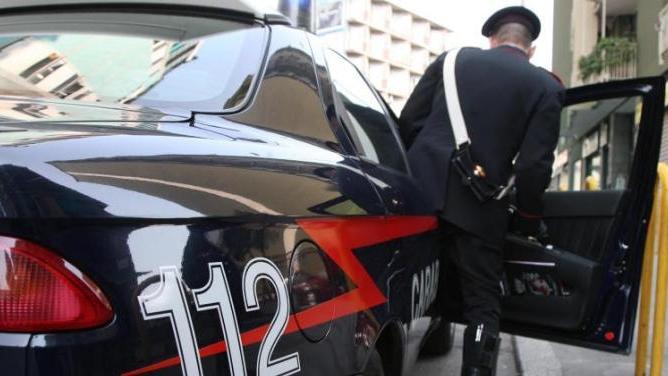 Camigliano, strappa la borsa a una pensionata e la spinge a terra