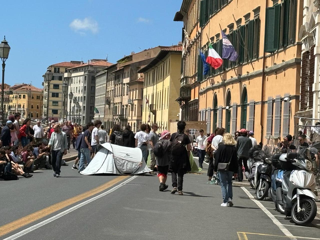 Pisa, protesta degli studenti universitari: traffico bloccato per due ore – Video