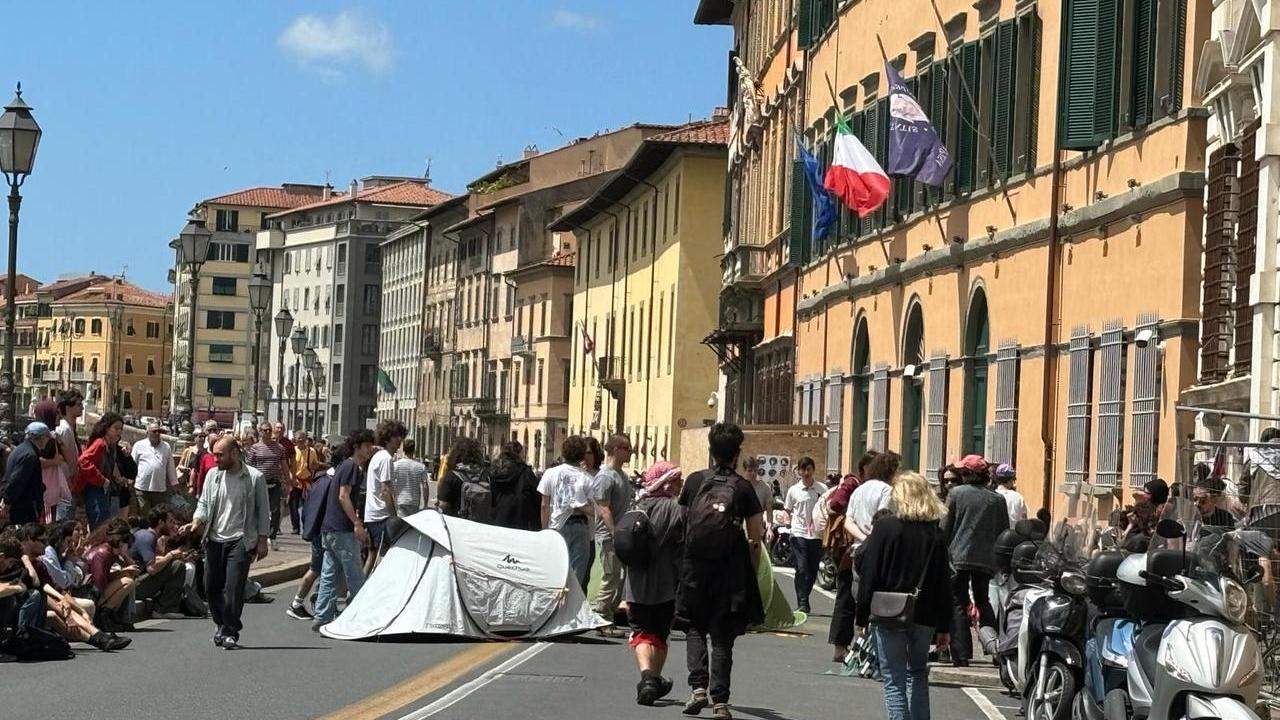 Pisa, protesta degli studenti universitari: traffico bloccato per due ore – Video
