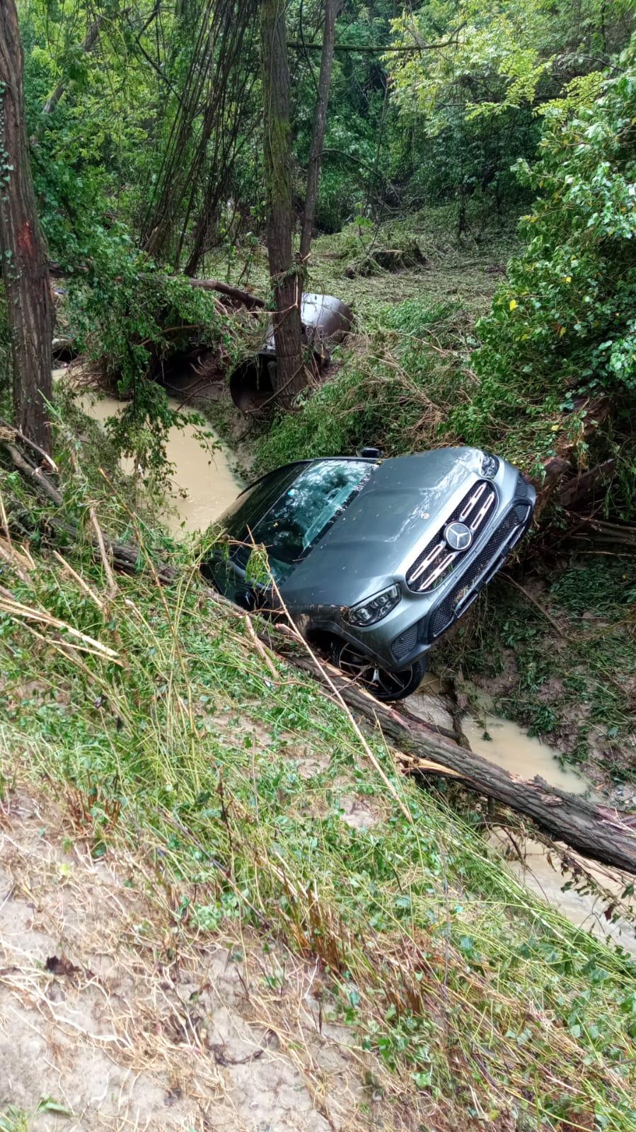 Maltempo nel Modenese, gli operai di Brescia in un inferno di acqua e fango: «Investiti dal torrente esondato»