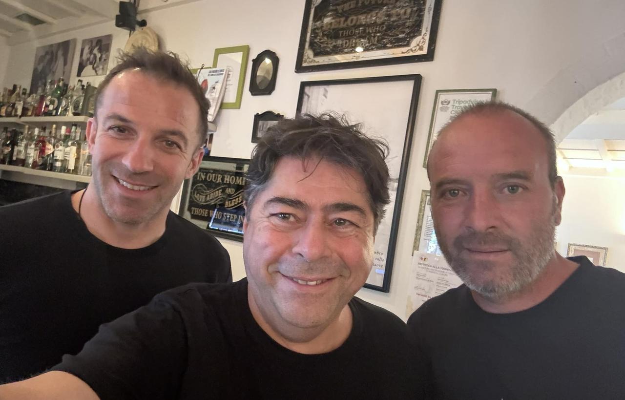 
	Da sinistra verso destra: Alessandro Del Piero, Fabrizio Bagni e Alessandro Birindelli (foto dal profilo Facebook della trattoria)&nbsp;


