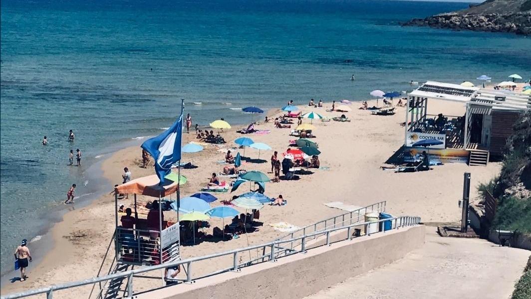 Batteri fecali in mare a Castelsardo: bagni vietati nella spiaggia bandiera blu di Lu Bagnu e alla Marina