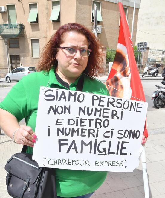 La protesta davanti al Carrefour di Sassari: «Siamo persone, non numeri»