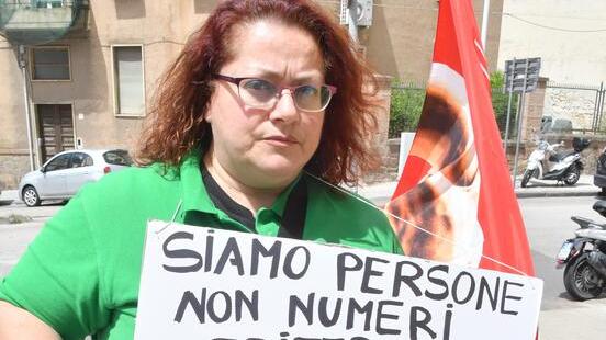 La protesta davanti al Carrefour di Sassari: «Siamo persone, non numeri»