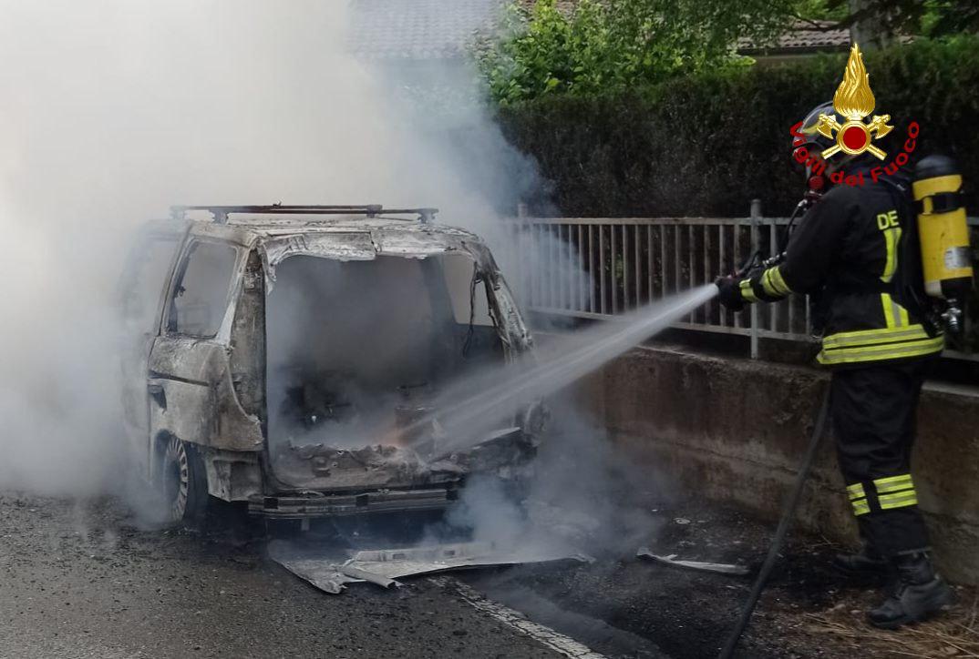 Auto accesa va improvvisamente in fiamme, paura a Toano